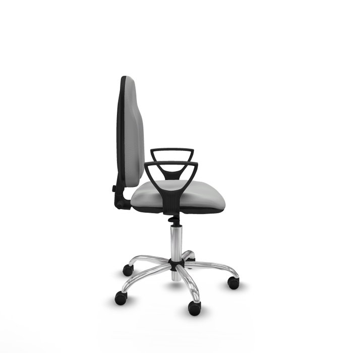 Chaise de bureau Algarra avec mécanisme de contact permanent de base, revêtue de similicuir gris clair. Équipée d'un piètement chromé, d'accoudoirs fixes et de roulettes autobloquantes Chaise de bureau Algarra avec mécanisme de contact permanent de base, revêtue de similicuir gris clair. Équipée d'un piètement chromé, d'accoudoirs fixes et de roulettes autobloquantes