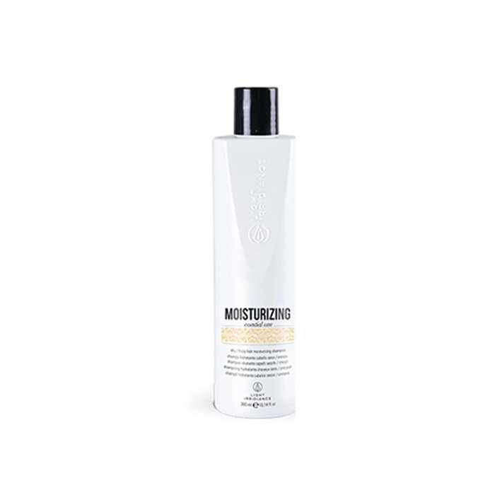 Light Irridiance Shampooing Hydratant Moisturizing Essential Care 300 ml pour Cheveux Secs et Frisés - Enrichi au Beurre de Karité Light Irridiance Shampooing Hydratant Moisturizing Essential Care 300 ml pour Cheveux Secs et Frisés - Enrichi au Beurre de Karité