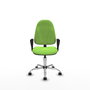 Chaise de bureau Algarra avec mécanisme de contact permanent de base, recouverte de tissu couleur pistache. Équipée d'une base chromée, d'accoudoirs fixes et de roulettes pour parquet.