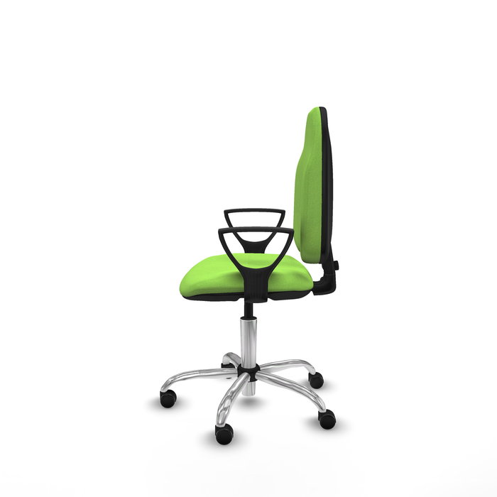 Chaise de bureau Algarra avec mécanisme de contact permanent de base, recouverte de tissu couleur pistache. Équipée d'une base chromée, d'accoudoirs fixes et de roulettes pour parquet.