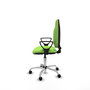 Chaise de bureau Algarra avec mécanisme de contact permanent de base, recouverte de tissu couleur pistache. Équipée d'une base chromée, d'accoudoirs fixes et de roulettes pour parquet.