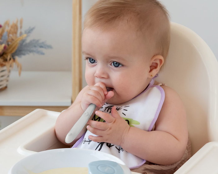 KioKids Cuillère en silicone pour bébé étape 1 (gris), recommandée pour enfants à partir de 6 mois, texture douce, résistante au lave-vaisselle