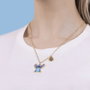 Colgante Disney Stitch - Pendentif émaillé avec feuille en pendentif et chaîne dorée