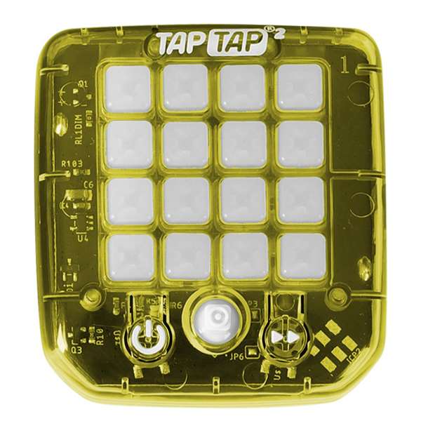 Bandai Jeu électronique d'entraînement cérébral Tap Tap - Exercices de mémoire, concentration et coordination - Modèle Sdos 4.4x7.1x6.5 cm - Modèles assortis - Dès 4 ans