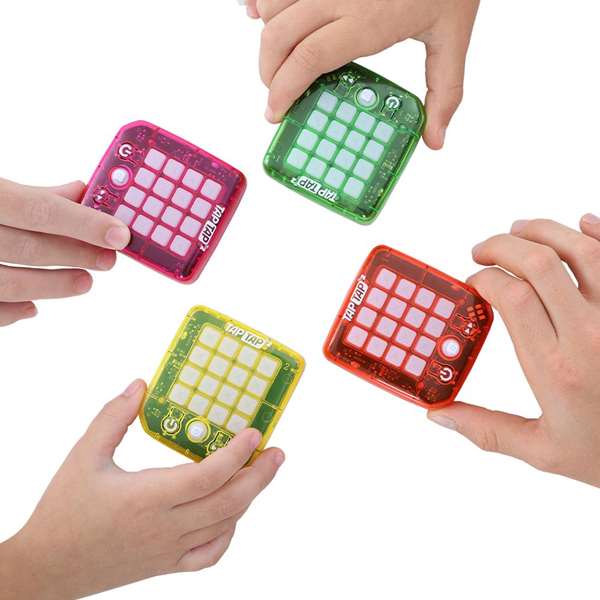 Bandai Jeu électronique d'entraînement cérébral Tap Tap - Exercices de mémoire, concentration et coordination - Modèle Sdos 4.4x7.1x6.5 cm - Modèles assortis - Dès 4 ans