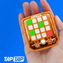 Bandai Jeu électronique d'entraînement cérébral Tap Tap - Exercices de mémoire, concentration et coordination - Modèle Sdos 4.4x7.1x6.5 cm - Modèles assortis - Dès 4 ans