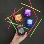 Bandai Jeu électronique d'entraînement cérébral Tap Tap - Exercices de mémoire, concentration et coordination - Modèle Sdos 4.4x7.1x6.5 cm - Modèles assortis - Dès 4 ans