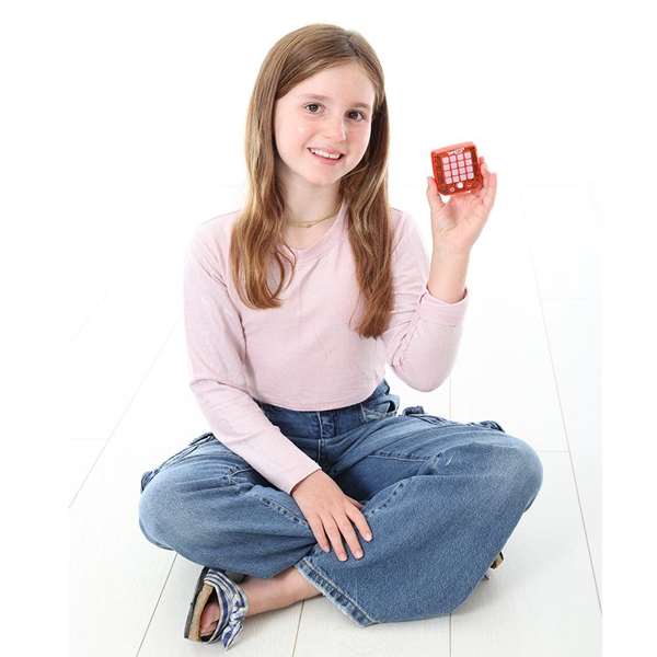 Bandai Jeu électronique d'entraînement cérébral Tap Tap - Exercices de mémoire, concentration et coordination - Modèle Sdos 4.4x7.1x6.5 cm - Modèles assortis - Dès 4 ans