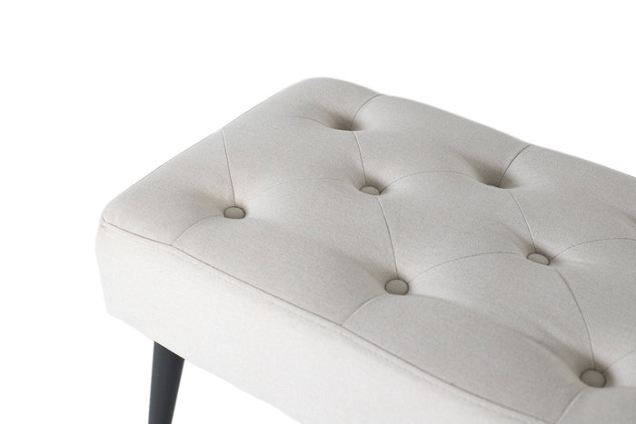 GINER Y COLOMER Banc avec assise en tissu beige capitonnée, structure en bois et pates coniques en fer noir, nécessite un montage