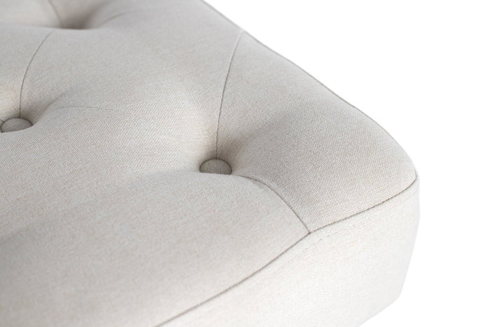 GINER Y COLOMER Banc avec assise en tissu beige capitonnée, structure en bois et pates coniques en fer noir, nécessite un montage