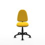 Chaise de bureau Aýna avec mécanisme Contact permanent de base, revêtue de simili cuir jaune. Équipée d'une base en polyamide noir, sans accoudoirs et de roulettes en nylon de 50 mm