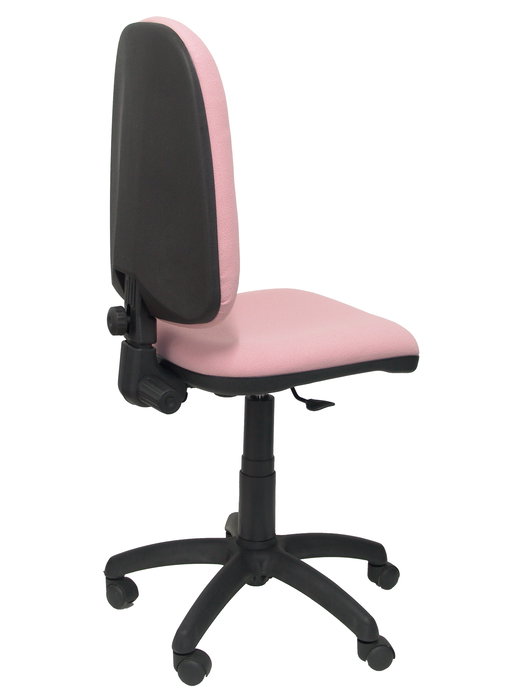 Chaise de bureau Aýna avec mécanisme Contact permanent de base, rembourrée de tissu rose pâle. Équipée d'une base en polyamide noir, sans accoudoirs et de roulettes en nylon de 50 mm.