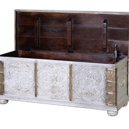 GINER Y COLOMER - Buffet coffre en bois de manguier massif avec sculptures et détails bronze, finition blanc vieilli, 116 x 45 x 40 cm