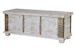 GINER Y COLOMER - Buffet coffre en bois de manguier massif avec sculptures et détails bronze, finition blanc vieilli, 116 x 45 x 40 cm