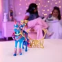 Spin Master Coffret de jeu Unicorn Academy - Playset interactif avec licorne lumineuse River et poupée Isabel articulée, obstacle et accessoires, à partir de 4 ans