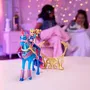 Spin Master Coffret de jeu Unicorn Academy - Playset interactif avec licorne lumineuse River et poupée Isabel articulée, obstacle et accessoires, à partir de 4 ans