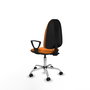Chaise de bureau Algarra avec mécanisme de contact permanent de base, revêtue de similicuir orange. Équipée d'une base chromée, d'accoudoirs fixes et de roulettes pour parquet
