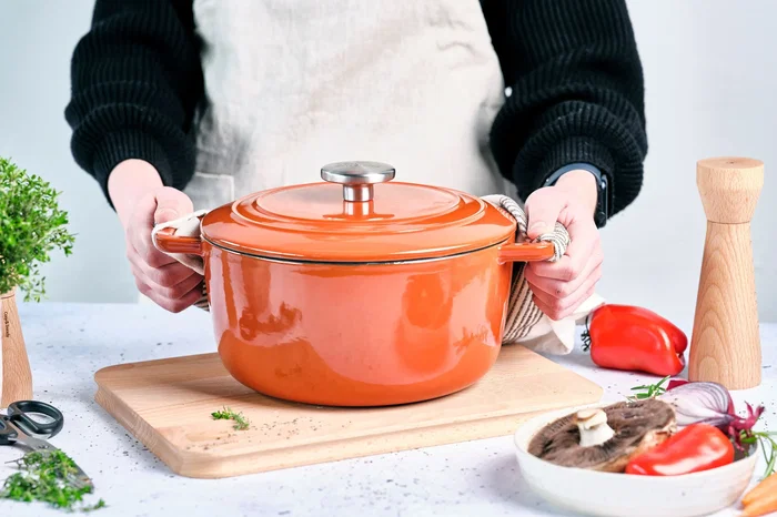 Cosy & Trendy - Cocotte en fonte émaillée Fontestic - Ø 24 cm / 4,6 L - Pour tous feux (induction) et four (200°C) - Avec couvercle à droplets - Couleur Rouille Cosy & Trendy - Cocotte en fonte émaillée Fontestic - Ø 24 cm / 4,6 L - Pour tous feux (induction) et four (200°C) - Avec couvercle à droplets - Couleur Rouille