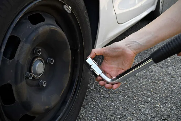 AEG - Clé de roue cliquet réversible 17/19mm, télescopique (36-54.5cm), effet de levier, poignée antidérapante