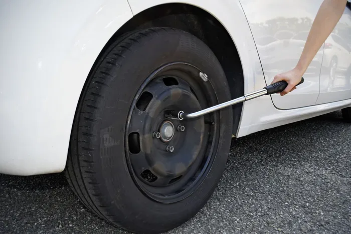 AEG - Clé de roue cliquet réversible 17/19mm, télescopique (36-54.5cm), effet de levier, poignée antidérapante