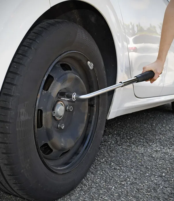 AEG - Clé de roue cliquet réversible 17/19mm, télescopique (36-54.5cm), effet de levier, poignée antidérapante