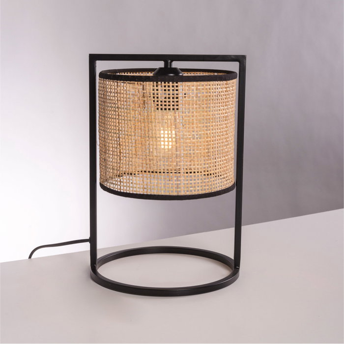 Lampe de table Kamianske en rotin avec abat-jour naturel et base métal noire [SKD-T1022]
