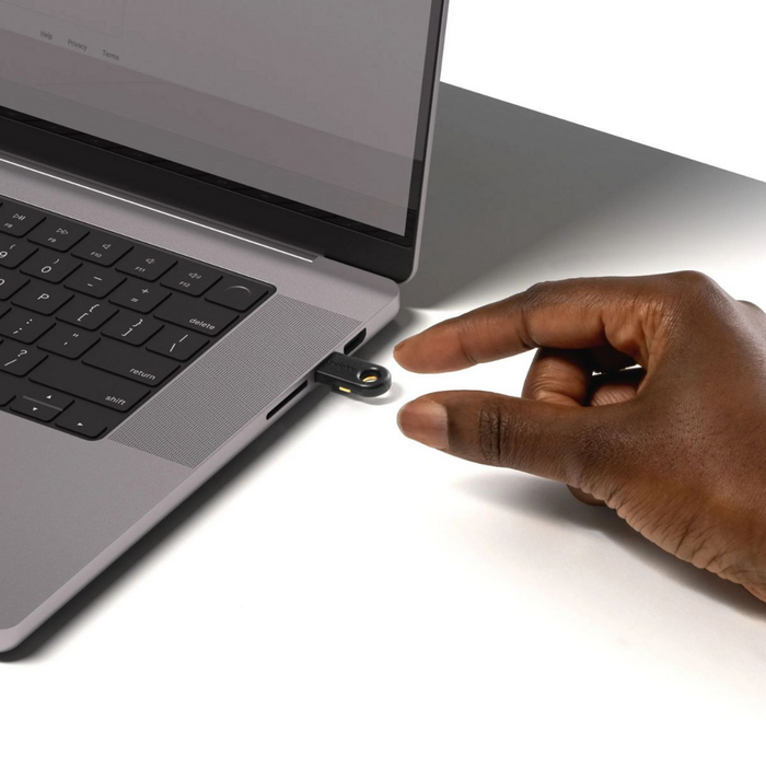 Yubico Clé de sécurité YubiKey 5C USB-C / NFC - Modèle Or et Noir Yubico Clé de sécurité YubiKey 5C USB-C / NFC - Modèle Or et Noir