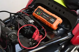 Xl Perform Tools XLPT - Chargeur de batterie 12V/6V, 1A 20W intelligent, câble 3m détachable avec pinces crocodile et cosses à œillet - Protection IP65