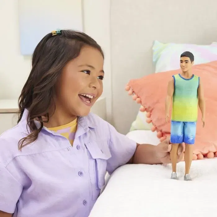 Barbie HYV00 Fashionistas Poupée Ken Débardeur Tie-Dye Dégradé et Short en Jean, 29.8 cm, 3 Ans et Plus Barbie HYV00 Fashionistas Poupée Ken Débardeur Tie-Dye Dégradé et Short en Jean, 29.8 cm, 3 Ans et Plus