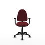 Chaise de bureau Aýna avec mécanisme de contact permanent de base, revêtue de simili cuir couleur grenat. Équipée d'une base en polyamide noir, d'accoudoirs 1D et de roulettes pour parquet.