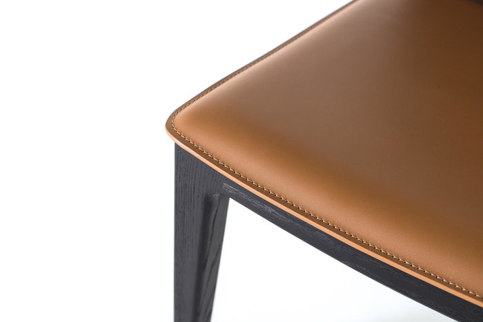 GINER Y COLOMER - Lot de 2 chaises en bois avec assise en cuir synthétique - Patines noires et marron clair