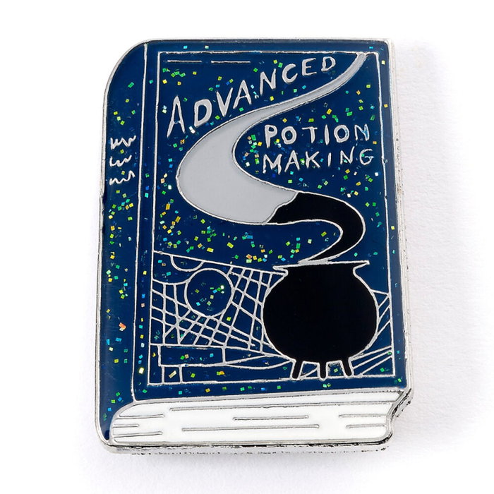 THE CARAT SHOP - Pins - Livre Advanced Potion Making - Licence Harry Potter - Alliage de zinc (Zn 93%, Cu 3%, Al 4%) THE CARAT SHOP - Pins - Livre Advanced Potion Making - Licence Harry Potter - Alliage de zinc (Zn 93%, Cu 3%, Al 4%)