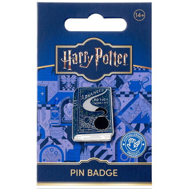 THE CARAT SHOP - Pins - Livre Advanced Potion Making - Licence Harry Potter - Alliage de zinc (Zn 93%, Cu 3%, Al 4%) THE CARAT SHOP - Pins - Livre Advanced Potion Making - Licence Harry Potter - Alliage de zinc (Zn 93%, Cu 3%, Al 4%)