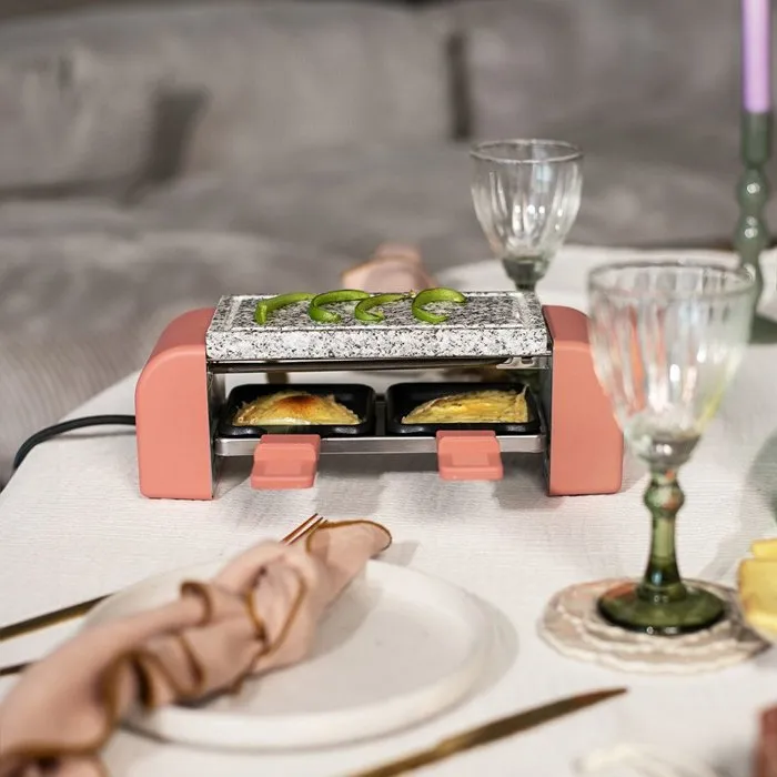 Livoo DOC306 Raclette électrique 2 personnes 450 W avec 2 poêlons antiadhésif sans PFAS, plateau en granit, 2 planches et spatules en bois d'acacia