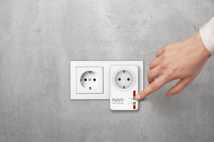 Fritz Extenseur de Couverture DECT FRITZ!DECT Repeater 100, Compatible Standard GAP, HD, Jusqu'à 300m Extérieur, Prise Intégrée 2300W