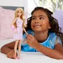 Barbie JJN56 Fashionistas - Poupée Barbie avec plâtre rose, haut et jupe à carreaux, pour jeu créatif à partir de 3 ans
