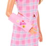 Barbie Fashionista avec plâtre et tenue vichy