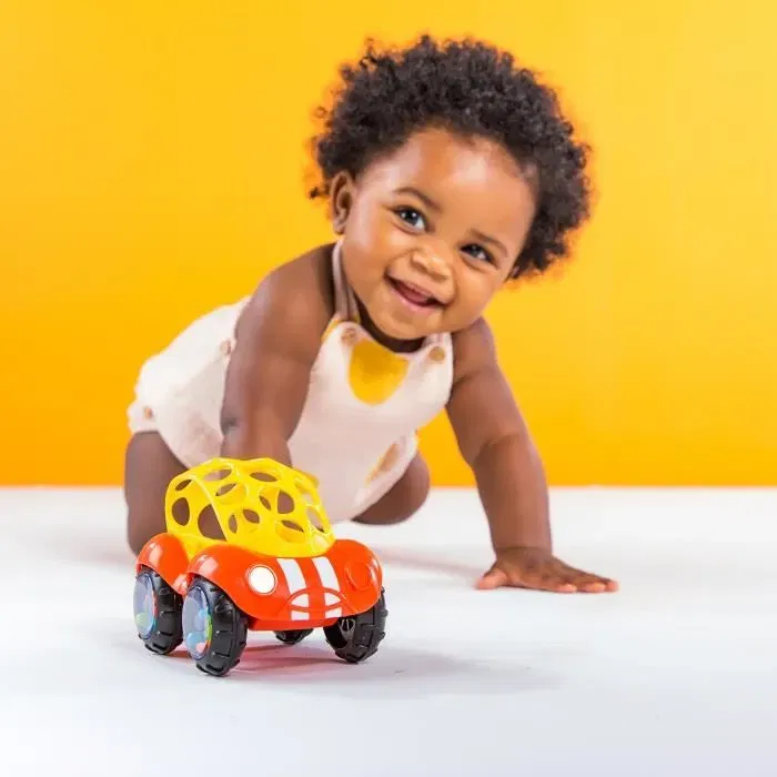Bright Starts Oball Jouet d'éveil Petite Voiture Rattle & Roll - Développe la motricité - Matériau souple et flexible - Pour bébé de 3 à 36 mois
