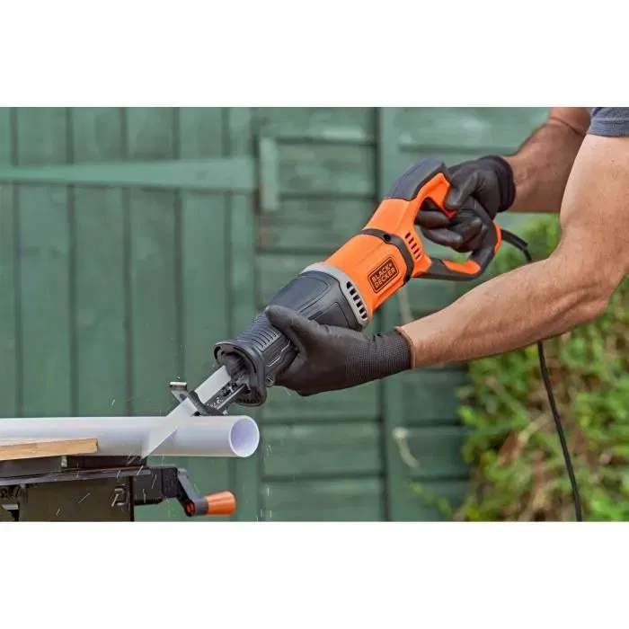 Black + Decker BES301K-QS Scie électroportative 750W, vitesse variable 0-2800 tr/min, coupe bois, métal, plastique, support de branche amovible