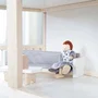 Roba - Maison de poupée en bois 3 étages avec 16 pièces de mobilier et 4 poupées - Naturel Blanc Gris