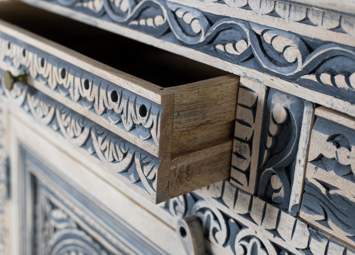 GINER Y COLOMER Buffet blanc et bleu avec 3 tiroirs et 4 portes en bois de manguier massif, finition lavée, artisanat sculpté, dimensions: 50 cm de large