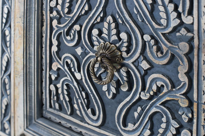 GINER Y COLOMER Buffet blanc et bleu avec 3 tiroirs et 4 portes en bois de manguier massif, finition lavée, artisanat sculpté, dimensions: 50 cm de large