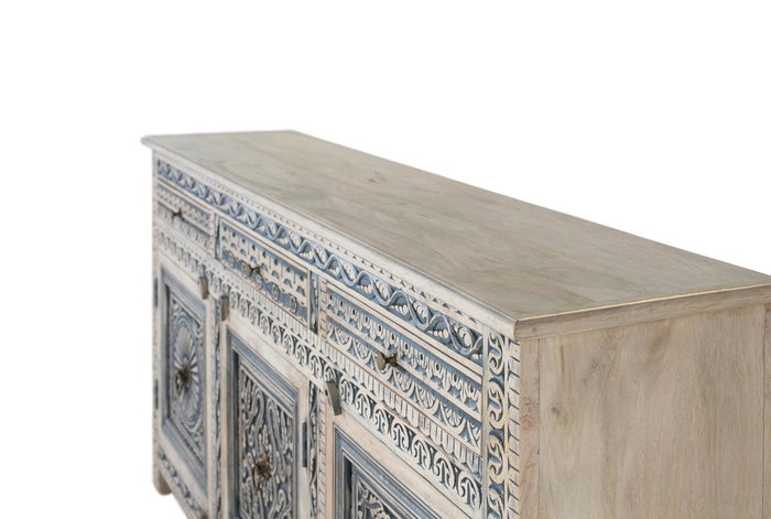 GINER Y COLOMER Buffet blanc et bleu avec 3 tiroirs et 4 portes en bois de manguier massif, finition lavée, artisanat sculpté, dimensions: 50 cm de large