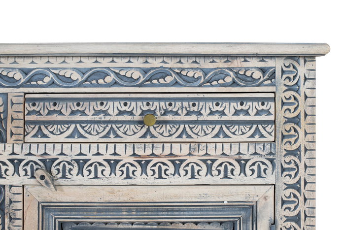 GINER Y COLOMER Buffet blanc et bleu avec 3 tiroirs et 4 portes en bois de manguier massif, finition lavée, artisanat sculpté, dimensions: 50 cm de large