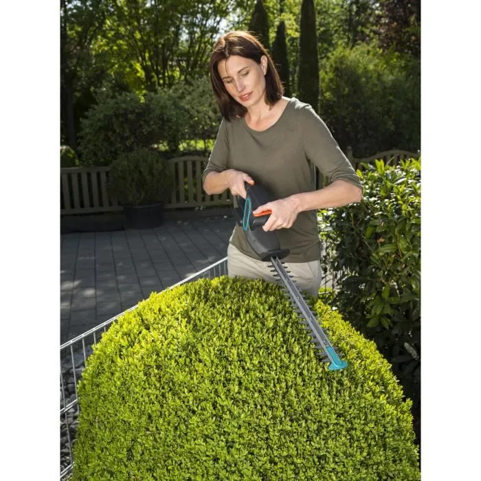 Gardena Taille-haies sur batterie EasyCut Li-14/40 14.4V - Lames 40 cm, Légéreté 2.1 kg, Autonomie 60 min - Ergonomique pour une coupe nette Gardena Taille-haies sur batterie EasyCut Li-14/40 14.4V - Lames 40 cm, Légéreté 2.1 kg, Autonomie 60 min - Ergonomique pour une coupe nette