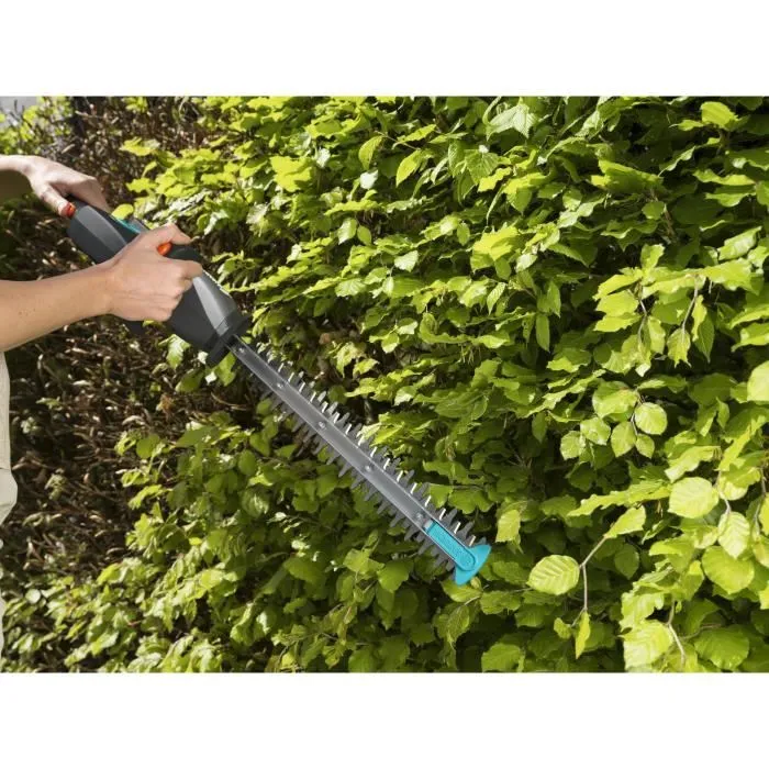 Gardena Taille-haies sur batterie EasyCut Li-14/40 14.4V - Lames 40 cm, Légéreté 2.1 kg, Autonomie 60 min - Ergonomique pour une coupe nette Gardena Taille-haies sur batterie EasyCut Li-14/40 14.4V - Lames 40 cm, Légéreté 2.1 kg, Autonomie 60 min - Ergonomique pour une coupe nette