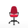 Chaise de bureau Algarra avec mécanisme de contact permanent de base, recouverte de tissu rouge. Équipée d'une base en polyamide noir, d'accoudoirs fixes et de roulettes en nylon de 50 mm.