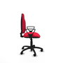 Chaise de bureau Algarra avec mécanisme de contact permanent de base, recouverte de tissu rouge. Équipée d'une base en polyamide noir, d'accoudoirs fixes et de roulettes en nylon de 50 mm.