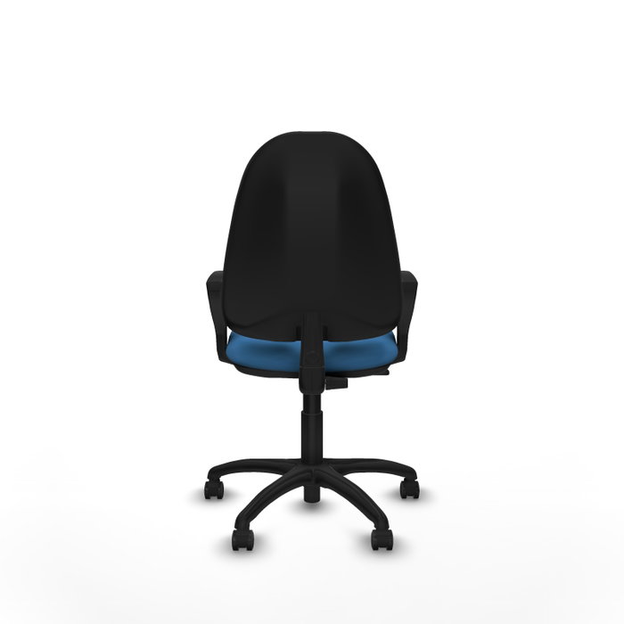 Chaise de bureau Algarra avec mécanisme de contact permanent de base, revêtue de similicuir bleu clair. Équipée d'un piètement en polyamide noir, d'accoudoirs fixes et de roulettes autobloquantes Chaise de bureau Algarra avec mécanisme de contact permanent de base, revêtue de similicuir bleu clair. Équipée d'un piètement en polyamide noir, d'accoudoirs fixes et de roulettes autobloquantes