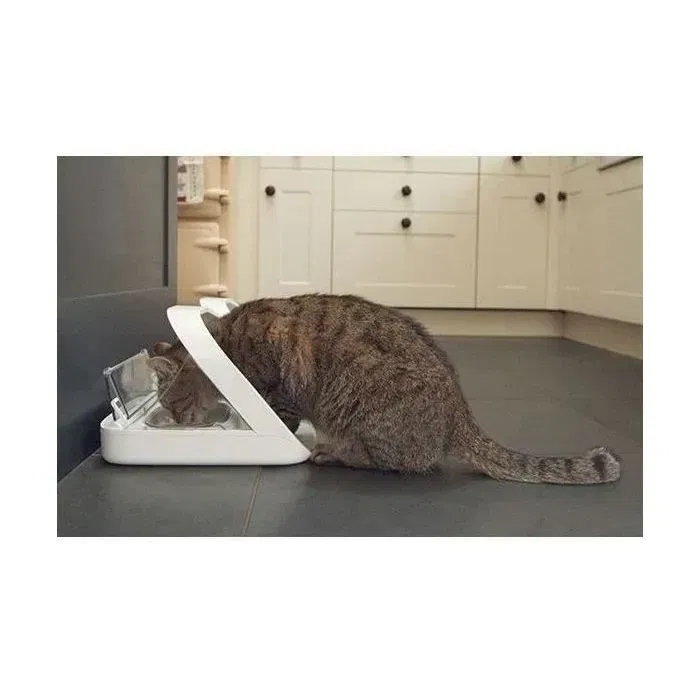 Sureflap Distributeur de Croquettes Electronique Surefeed - Blanc avec Bol Double, Bol Simple, Tapis et Medaillon, pour Animaux Domestiques